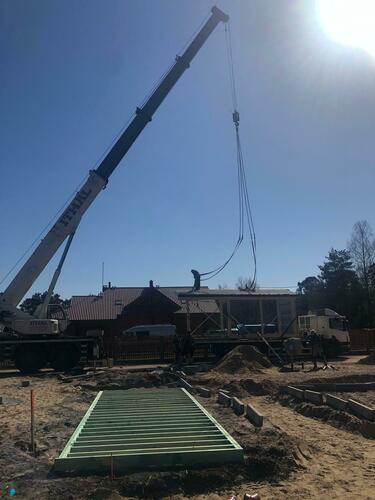 bilde ar ēkas pamatni